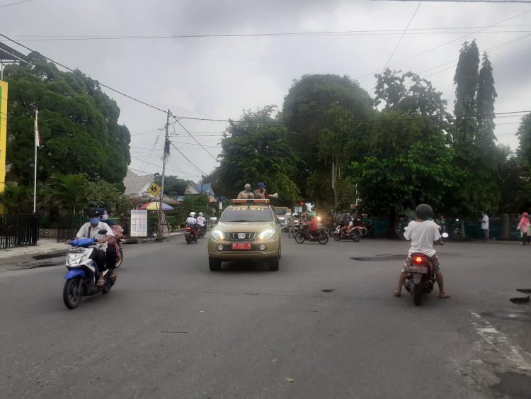 Satpol PP Siantar lakukan penghimbauan kepada pengunjung Taman Bunga agar tidak Nongkrong dan hindari keramaian