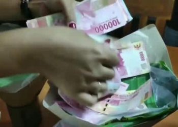 Uang Rp 1 juta yang diselipkan di nasi bungkus (Foto: Tangkapan layar)