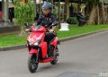 Presiden Jokowi saat pertama kalinya menjajal motor listrik buatan anak bangsa Gesits (Andhika Prasetia)