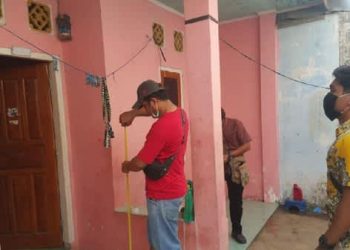 Foto: Polisi mengukur ketinggian jemuran yang digunakan untuk menggantung korban (Dok.Polres Bima Kota)