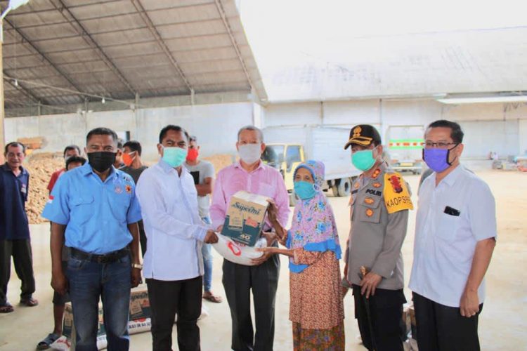 Foto : Saat peyerahan bantuan sembako kepada warga secara simbolis