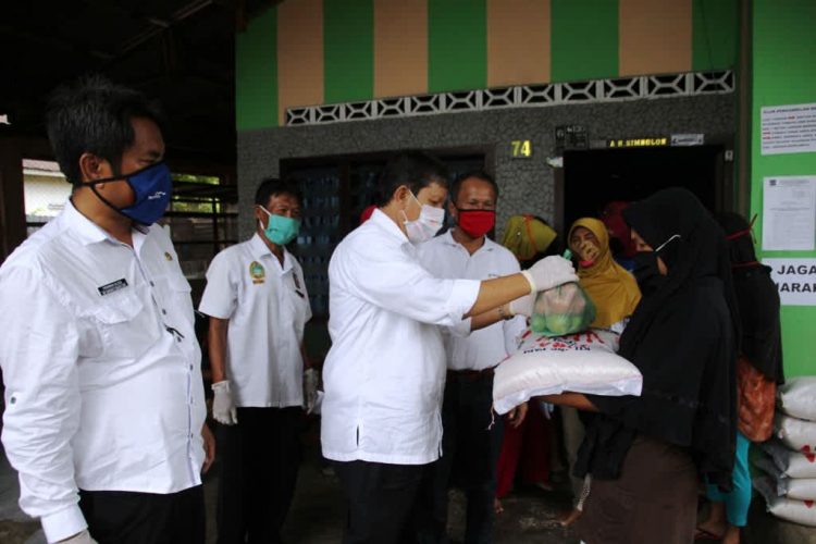 Wakil Walikota Siantar Togar Sitorus SE memberikan bantuan