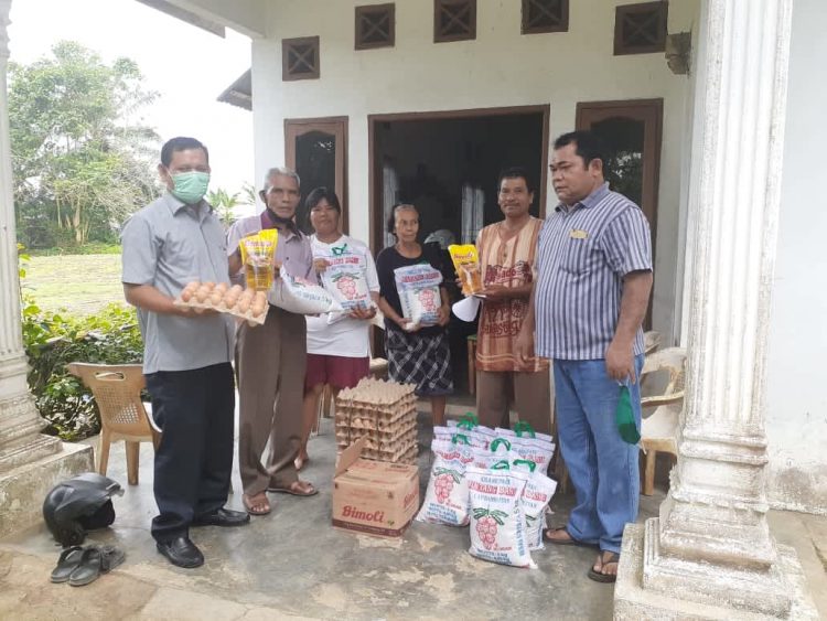 M. Naibaho Meyerahkan Bantuan Secara Simbolis ke Punguan Marga Silitonga Tebing Tinggi di Dampingi Sekretaris B. Simamora.