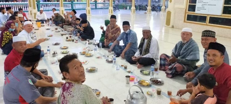 Situasi Saat Berbuka Bersama di Mesjid Jami' Sei Rampah.