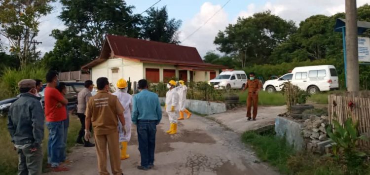 Tim Gugus Percepatan penanggulangan Covid 19 kab.Toba saat menjemput warga yang Positif Covid 19 sesuai hasil Test swab