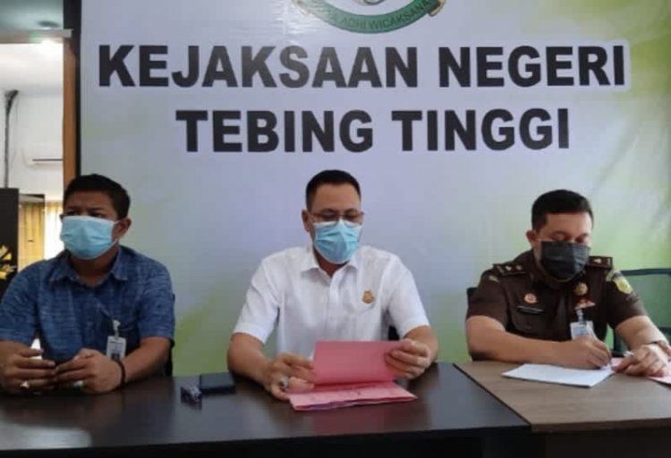 Kajari Tebing Tinggi Mustaqfirin di dampingi kasi Intel dan  kasi pidum  l Saat komprensi Pers.