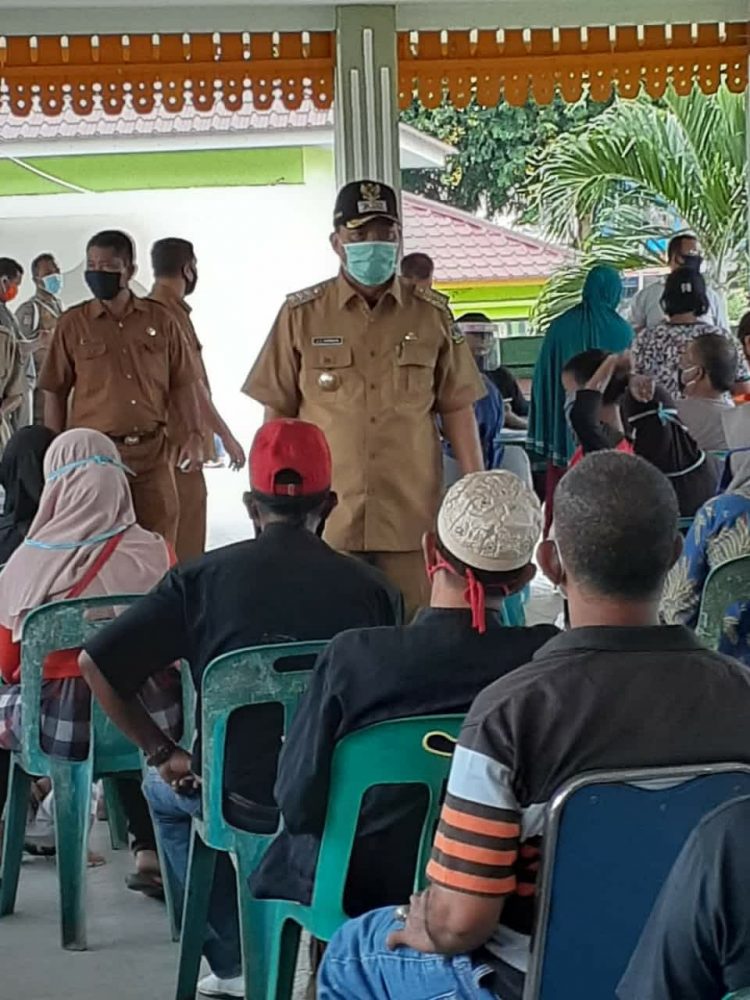 Walikota H. Umar Zunaidi Hasibuan Saat Memantau Peyaluran BST di Tebing Tinggi.