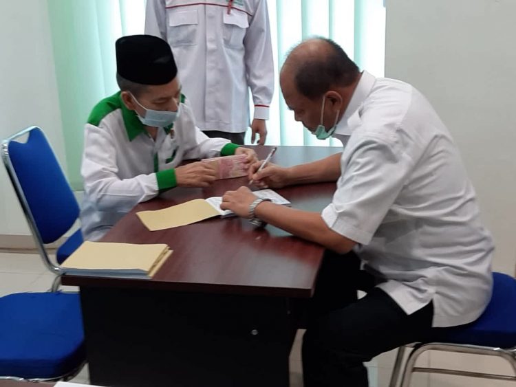 Walikota Saat Menyerahkan Zakat  Fitra ke Baznas Tebing Tinggi.