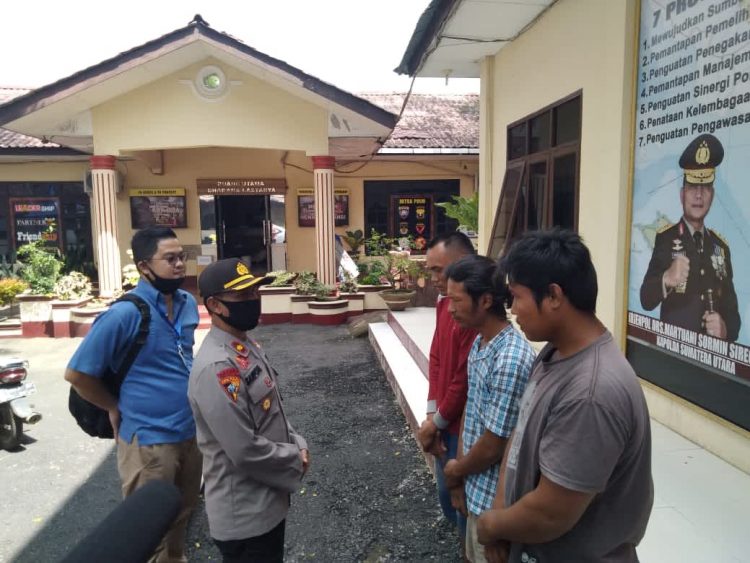 Waka Polres Tebing Tinggi Kompol Sarponi didampingi Kasat Reskrim AKP Wirhan Arif ketika menginterogasi ketiga pelaku Pungli di Mapolres Tebing Tinggi