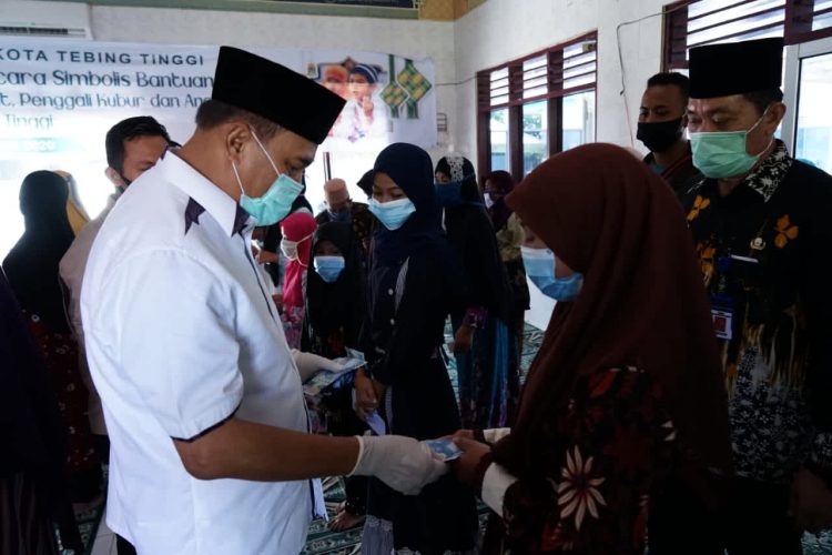 Walikota Tebing Tinggi Ir. H. Umar Zunaidi.MM Memberikan Bantuan Kepada Penggali Kuburan dan Anak Yatim