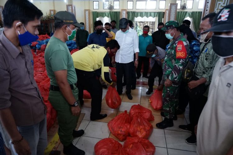 Wakikota Tebing Tinggi Ir. H. Umar Zunaidi Hasibuan. MM Memberikan Bantuan Kepada Masyarakat.