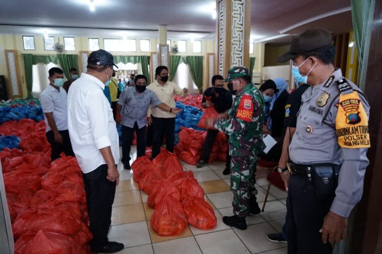 Walikota Tebing Tinggi Ir. H. Umar Zunaidi Hasibuan. MM langsung Memantau Peyaluran Banson Kepada Masyarakat.