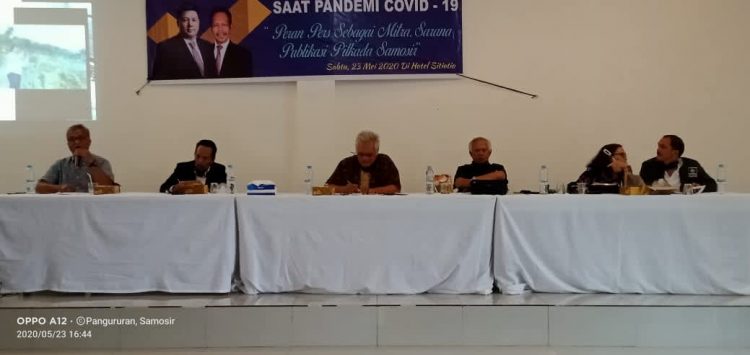 Balon Wakil Bupati Samosir, Raun Sitangang.Moderator Efendi Naibaho,ketua Tim pemenangan,Pahala Tua Simbolon,ketua DPC PKB Samosir,Nasib Simbolon,dan ketua DPC Golkar Rosinta Sitanggang,lieder /Donatour penyampaian Visi - Misi, Ober Gultom.(foto/Mangapar Limbong-Samosir