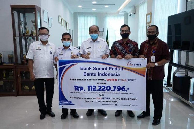 Kepala Cabang Bank Sumut Tebingtinggi, Suwandi menyerahkan bantuan uang tunai untuk penanggulangan Covid-19 kepada Walikota.