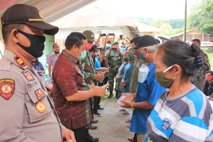 Bupati Samosir, Rapidin Simbolon saat menyerahkan BLT di Kecamatan Sitiotio