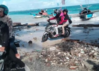 Pemotor yang nekat melintas pesisir pantai di Sukabumi yang tengah gelombang tinggi (Foto: Istimewa)