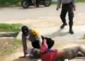 Foto: Viral 2 oknum polisi di Aceh Timur keroyok ODGJ (tangkapan layar)