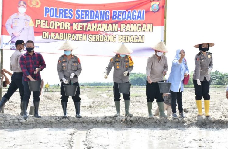 Wabup dan Kapolres Sergai foto bersama saat penaburan bibit perdana di areal alihfungsi sawah.