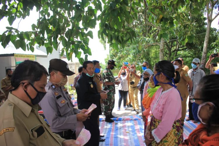 Bupati Samosir, Rapidin Simbolon saat menyerahkan BLT Dana Desa