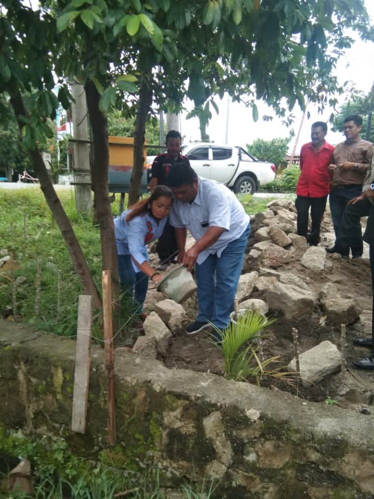 Ketua DPC Humatob Kecamatan Siantar Utara, Mual Aloysius Simbolon didampingi istri Mindo boru Pakpahan, saat meletakkan batu pertama pertanda dimulainya pembangunan kantor sekretariat di Jalan Sisingamangaraja, Kota Pematangsiantar, Jumat (10/07/2020).