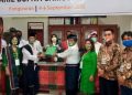 Pasangan Marguna menyerahkan Berkas Pendaftaran kepada KPU Samosir disaksikan Bawaslu Samosir.