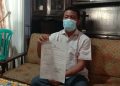 Benfri Sinaga menunjukkan surat pengaduannya ke Polsek Tanah Jawa