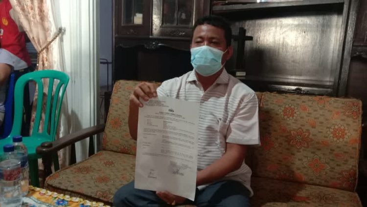 Benfri Sinaga menunjukkan surat pengaduannya ke Polsek Tanah Jawa