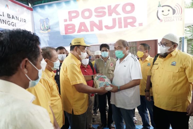 SERAHKAN : Walikota Tebingtinggi Ir H Umar Zunaidi Hasibuan MM serahkan bantuan kepada warga korban banjir.