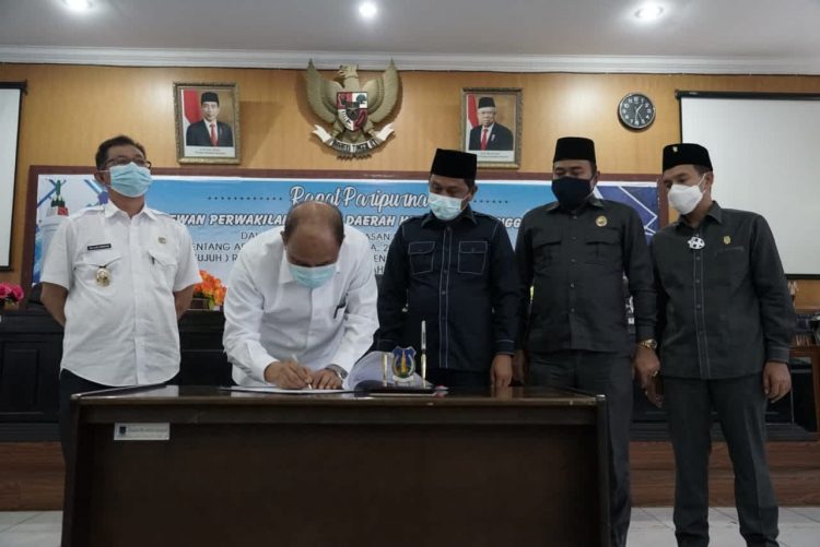 Pensahan APBD itu dipimpin Ketua DPRD Tebingtinggi Basyaruddin Nasution dan Wakil Ketua DPRD.