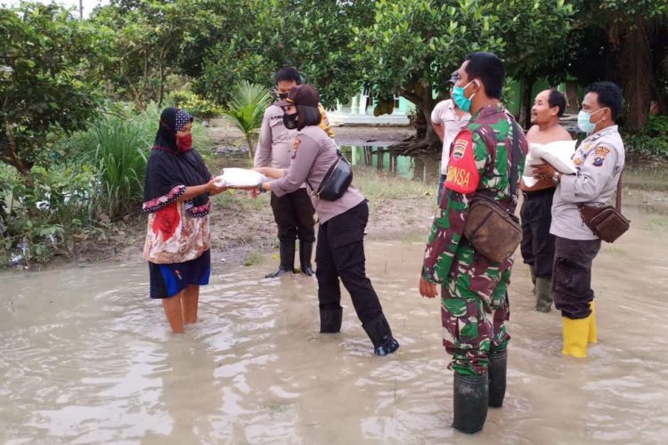 Polsek Tebingtinggi tinjau perbaikan tanggul.