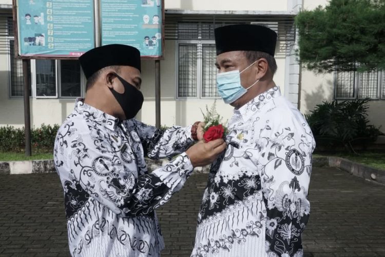 Walikota Tebingtinggi saat peringatan Hari Guru Nasional.