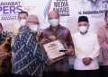 Walikota Tebingtinggi Ir Umar Zunaidi Hasibuan MM  terima award.