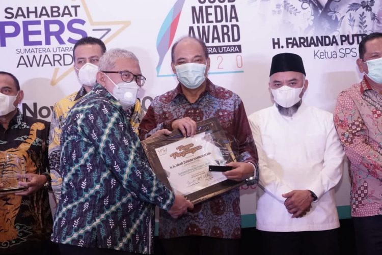 Walikota Tebingtinggi Ir Umar Zunaidi Hasibuan MM  terima award.