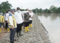 Menteri PUPR Basuki Hadimuljono bersama Walikota Tebingtinggi H Umar Zunaidi Hasibuan tinjau tanggul Sungai Padang. 