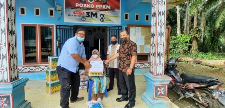 Manajer PTPN III (Persero) Kebun Dusun Hulu Basuki, SP (Batik Coklat) dan Asiten Personalia Kebun Dusun Hulu (Baju Warna Biru), memberikan langsung Paket sembako kepada masyarakat kurang mampu, Jumat (30/4).