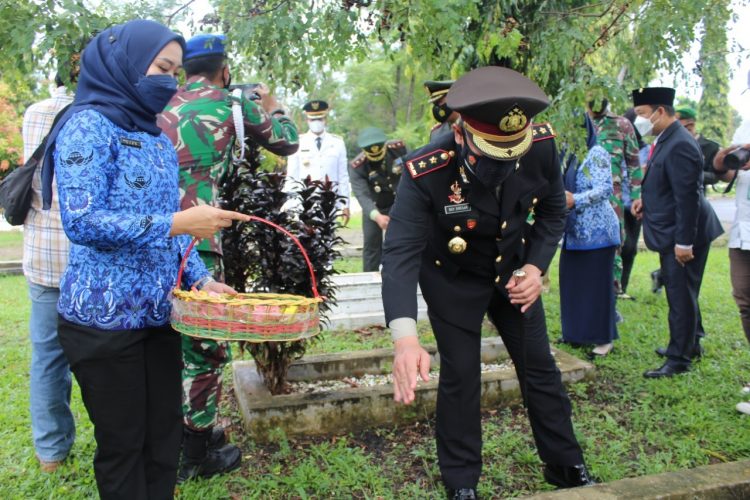 Kapolres Siantar Taburkan Bunga Ke Makam Pahlawan