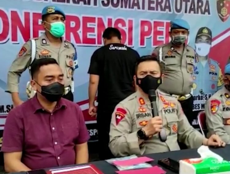 Wakapolrestabes Medan, AKBP Irsan Sinuhaji memaparkan kronologi pemerasan yang dilakukan Bripka Panca yang tampak tertunduk dan mengenakan kaos warna hitam saat dihadirkan dalam konferensi pers.