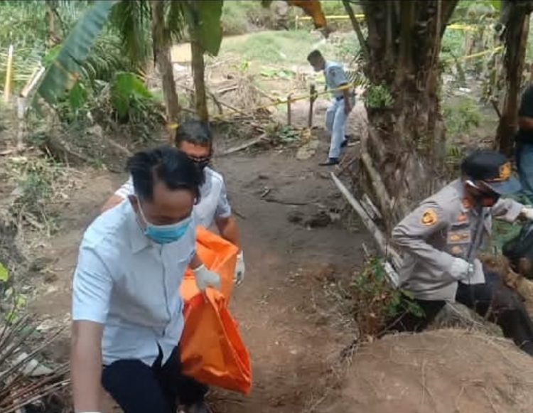 Petugas kepolisian mengevakuasi jasad bayi yang ditemukan terbungkus dalam goni mengambang di aliran Sungai Sitio-tio, Asahan.