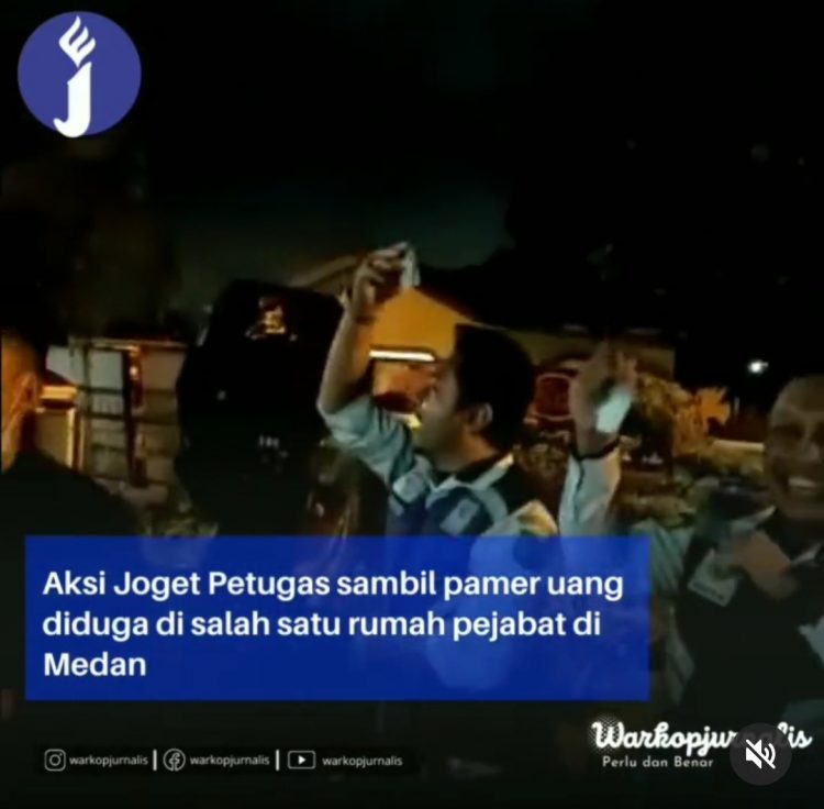 Sejumlah pria yang diantaranya ada memakai seragam Dinas Perhubungan asik berjoget sambil memegang uang tanpa menjaga jarak fisik. (Foto Tangkapan Layar Warkop Jurnalis)