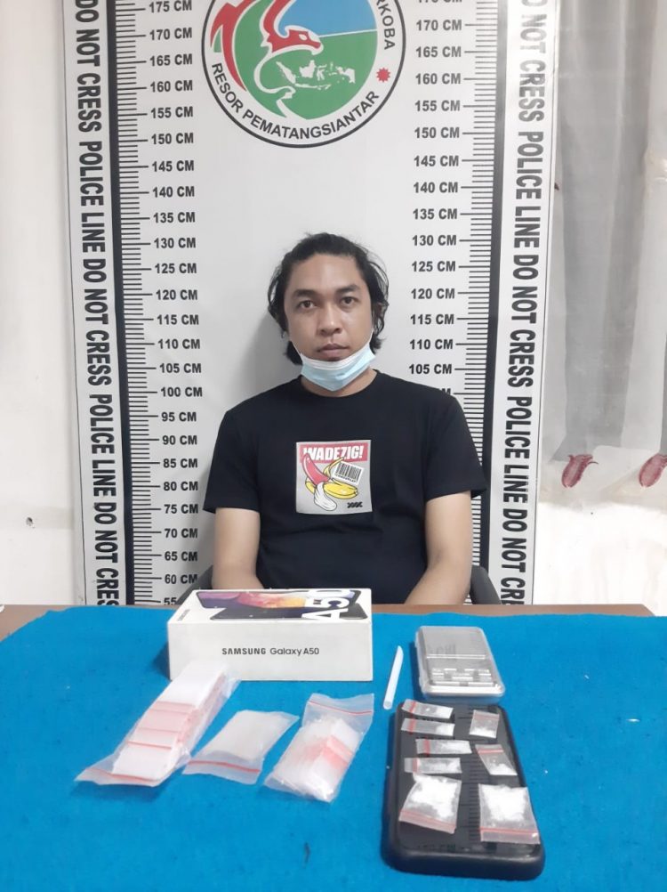 Pelaku dan barang bukti yang diamankan polisi.