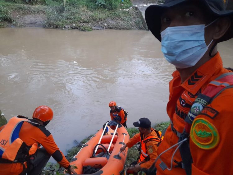 Tim SAR saat akan melakukan pencarian bocah yang hanyut terbawa arus Sungai Belawan di Kampung Lalang, Sunggal, Deli Serdang. (Foto Humas SAR Medan)