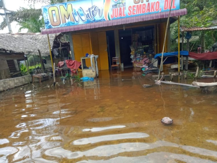 Air menggenani rumah warga di Tanjungbalai