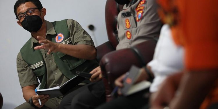 Kepala BNPB Letjen TNI Suharyanto (kiri) memberikan arahan di Kantor Kecatan Pasirian, Kabupaten Lumajang, Jawa Timur, Minggu (5/12).