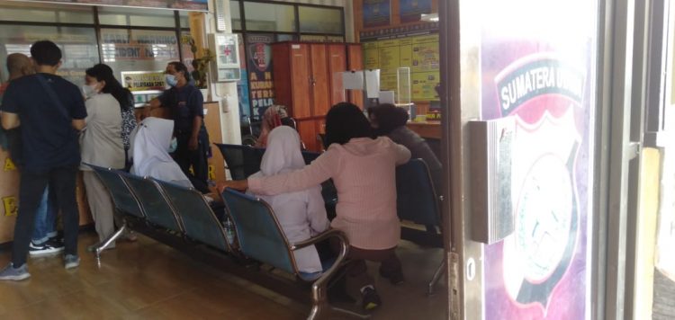 Korban dan orang tua di kantor polisi