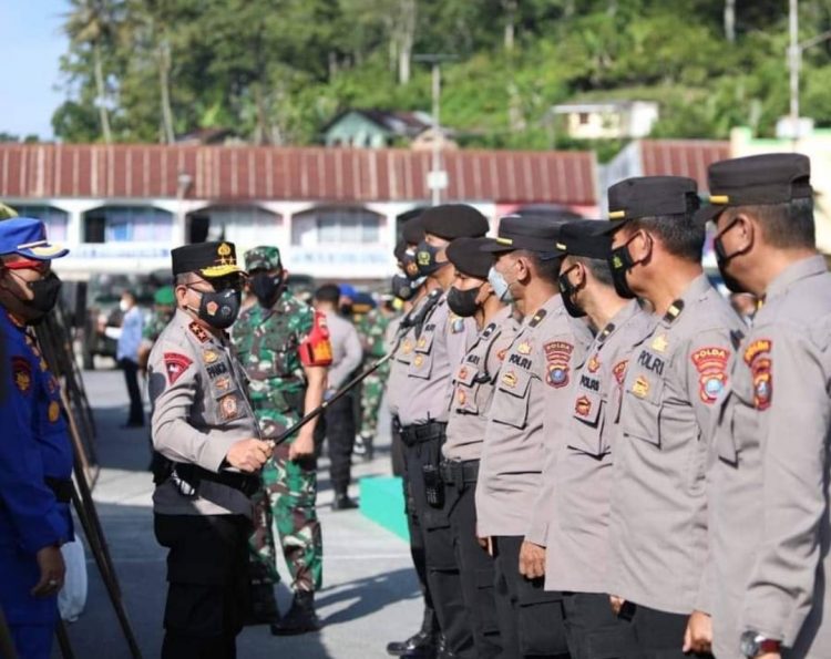 Kapolda Sumut Irjen Panca Putra Simanjuntak memberikan arahan kepada personel yang diterjunkan dalam pengamanan kunjungan kerja Wapres KH Ma'ruf Amin.