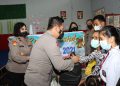 Kapolres Siantar AKBP Boy Sutan Binanga Siregar SIK saat menyerahkan bantuan sosial