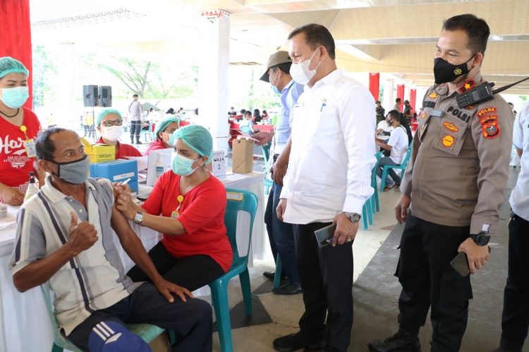 Pj Sekda Siantar saat meninjau vaksinasi