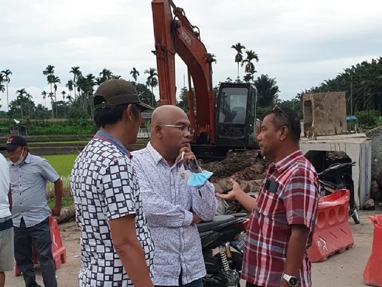 Rony Reynaldo Situmorang saat meninjau lokasi perbaikan jalan