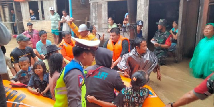 Petugas evakuasi korban banjir di Gunungsitoli