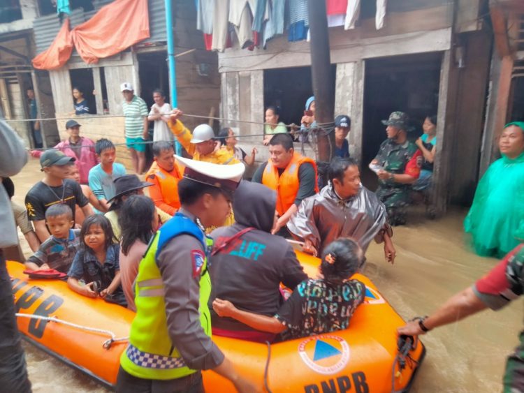 Petugas evakuasi korban banjir di Gunungsitoli